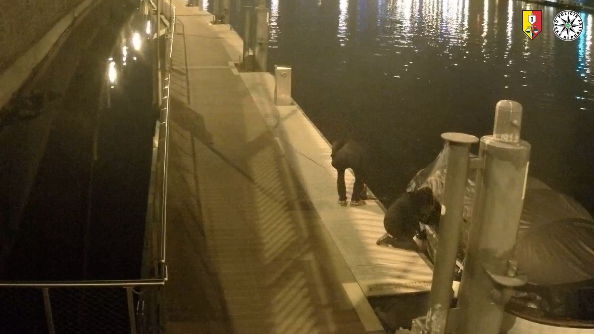 Kamera zachytila muže, kteří v Praze navrtali loď. Majitel nabízí 100 tisíc za jejich odhalení